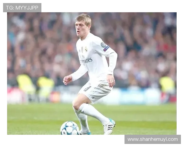 克罗斯在足球世界的影响力与传奇生涯探讨